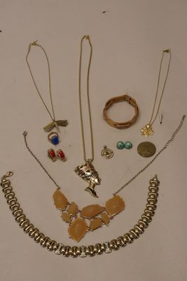 de nombreux colliers et bracelets disposés sur une table