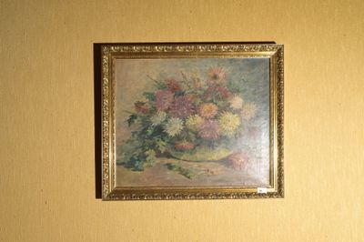 une photo d'un tableau accroché au mur