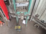 la photo d'une machine qui se trouve dans un garage