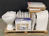 une pile de papier toilette et d'autres articles posés sur une palette