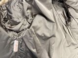 une photo d'une veste à col en fourrure