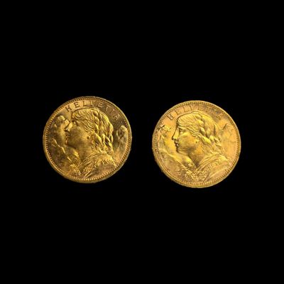 deux souverains en or, l'un avec une tête d'homme et l'autre avec une tête de femme