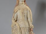 statue d'une femme tenant un panier et un ours en peluche