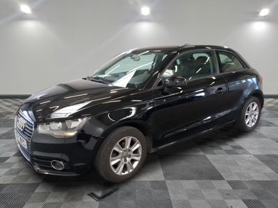 la photo d'une voiture noire garée sur un sol en damier