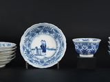 cinq bols bleus et blancs et une assiette posés sur une table