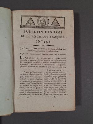 un vieux livre avec une image en noir et blanc