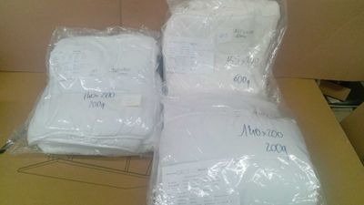 deux sacs de serviettes blanches posés sur une boîte en carton