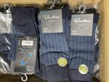 trois paires de chaussettes bleues pour homme dans une boîte