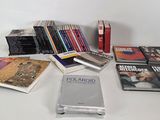 de nombreux livres posés sur la table et un téléphone portable posé sur la table