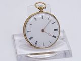 une montre de poche en or avec des chiffres romains
