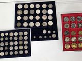 plusieurs types de pièces de monnaie exposées dans une vitrine posée sur une table
