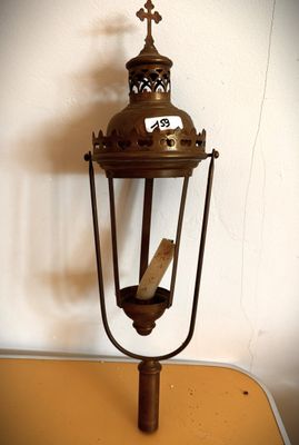 une lampe posée sur une table sur laquelle se trouve une croix