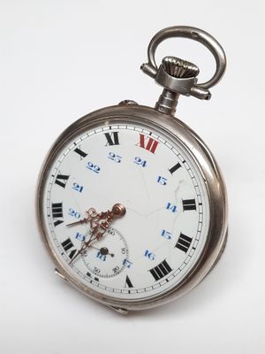 une montre de poche en argent avec des chiffres romains