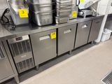 de nombreuses casseroles et poêles sur le comptoir de la cuisine