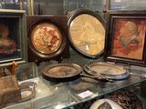 une vitrine en verre dans laquelle sont exposés de nombreux objets variés