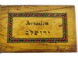 une vieille boîte en bois sur laquelle figurent des inscriptions en hébreu