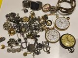 de nombreux types de montres et de bracelets sur la table