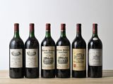 plusieurs bouteilles de vin sont alignées sur une table en bois