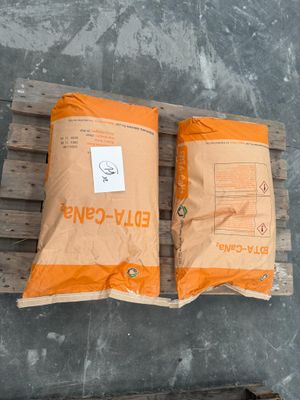 deux sacs de nourriture posés sur une palette