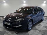 la photo d'une voiture noire garée dans un garage
