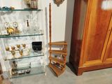une étagère en verre sur laquelle sont disposés de nombreux objets divers