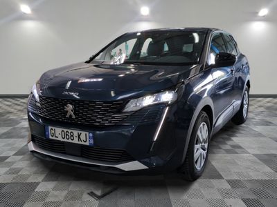 la voiture bleue est garée sur un sol en damier dans le garage