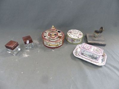 un grand nombre d'objets posés sur une table