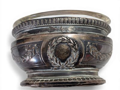 Salière en argent (Poinçon Minerve) à motifs de lauriers. Intérieur en