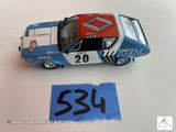 une voiture bleue et blanche avec des chiffres sur le côté