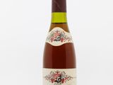 une bouteille de vin posée sur une table blanche