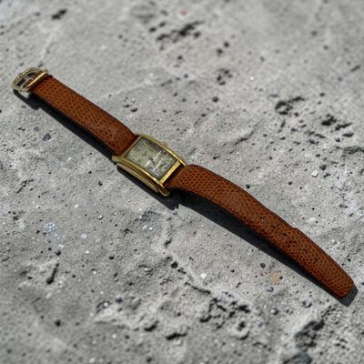 une montre qui est posée par terre