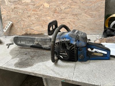 a chainsaw that is sitting on a table