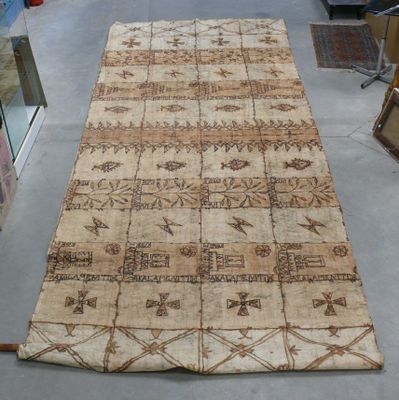 une photo d'un tapis posé sur le sol d'un magasin