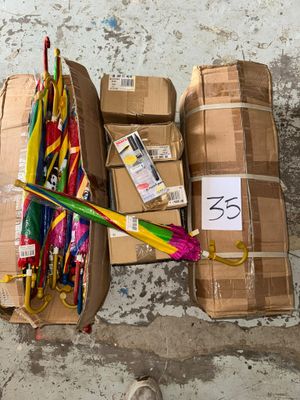 une pile de parapluies de toutes les couleurs posée par terre