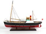 une maquette de bateau posée sur un socle, sur une surface blanche