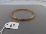 un bracelet en or sur lequel est accrochée une étiquette de prix