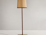 une lampe posée sur une table