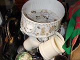 une boîte remplie d'objets posés sur le sol