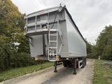 un camion garé sur le côté de la route