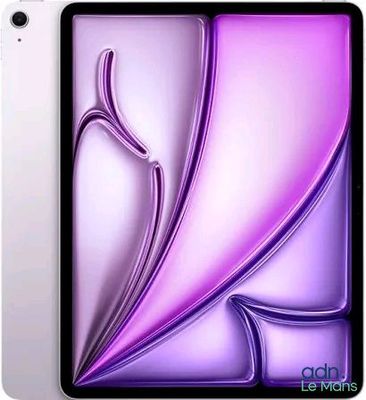 un gros plan d'une tablette sur fond violet