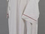 une image représentant une chemise blanche ornée de motifs rouges et verts