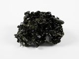 un gros plan sur un amas de cristaux noirs sur une surface blanche