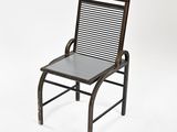 une image représentant une chaise en métal avec une assise rayée, sur fond blanc