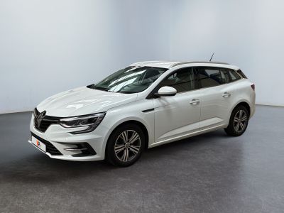 une voiture blanche garée dans une pièce blanche au sol noir