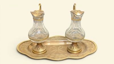 deux vases en verre posés sur un plateau, lui-même posé sur une table