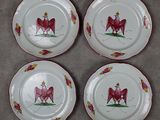 quatre assiettes ornées d'une image de cheval, posées sur une table