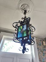 Lanterne en fer forgé à décor de volutes, les côtés en verre… (photo 2)