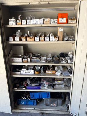 une armoire remplie d'objets divers dans un local de rangement