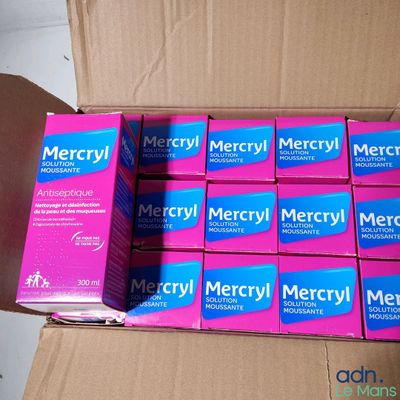 Plusieurs cartons de Mercyl sont empilés les uns sur les autres