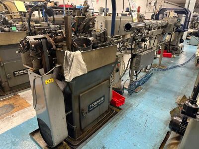 une machine placée au milieu d'une pièce
